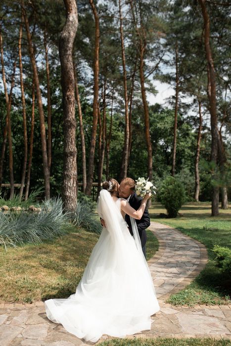 Весільна сукня з невеликим шлейфом