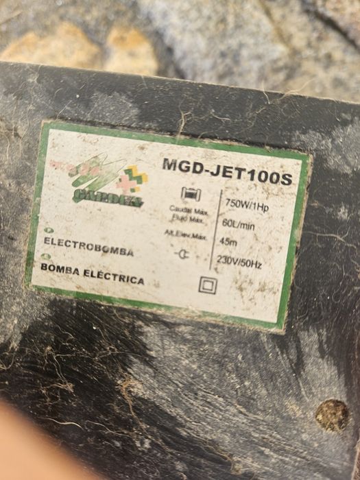 Deposito de Água 1000 litros com bomba de água  incluída.