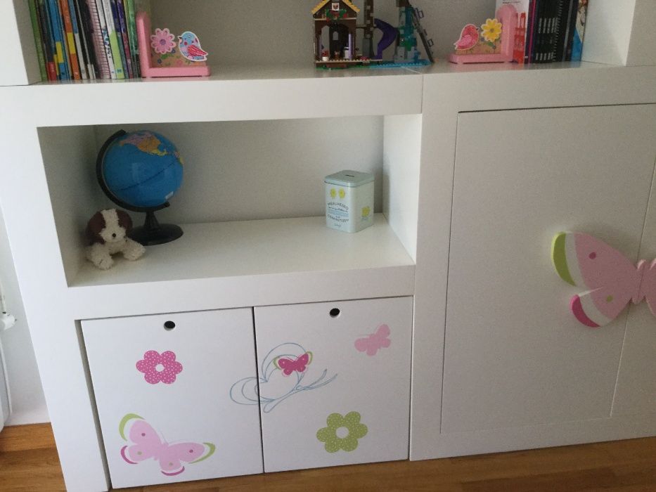 Móvel estante e de arrumação para quarto de menina