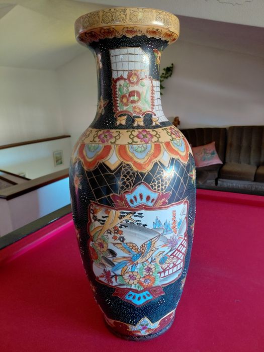 Jarrão grande  e peanha pintado à mão com relevo