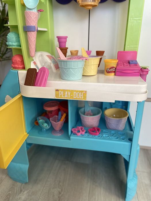 Zabawka wielka lodziarnia na kółkach Play-Doh