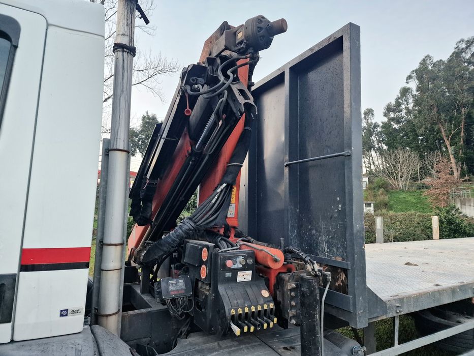 Camião  estrado e grua