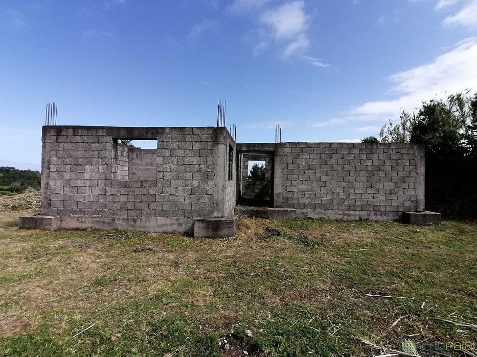 Terreno urbano + moradia iniciada na ilha do Faial
