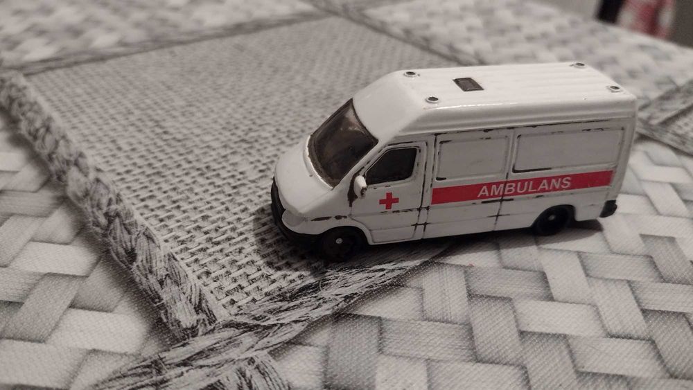 Samochodzik zabawka resorak Ambulans karetka