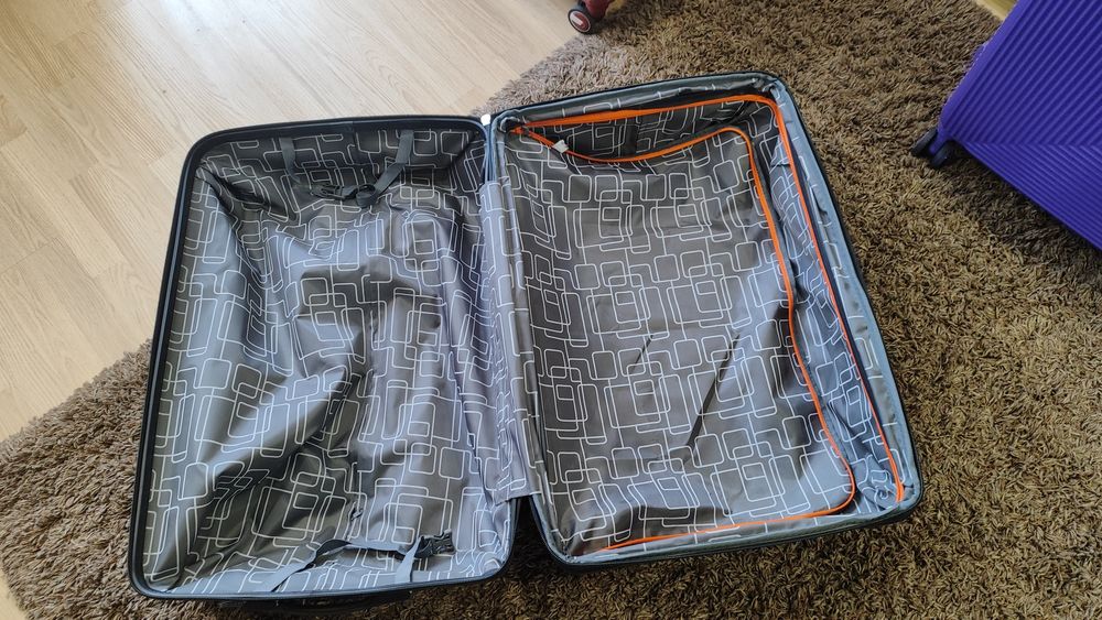 Чемодан великий 2000грн