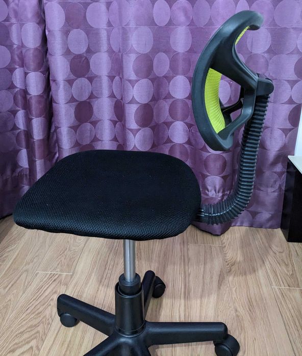Cadeira Criança c/ assento Elevatório - Com Rodas - verde