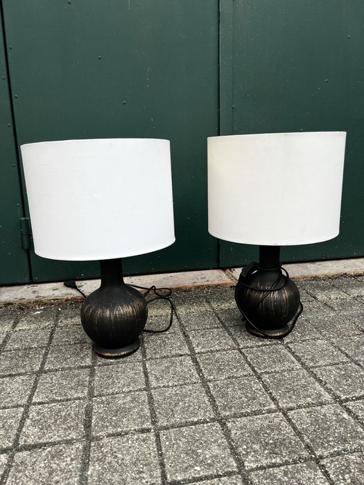 2 candeeiros pretos com abatjour branco