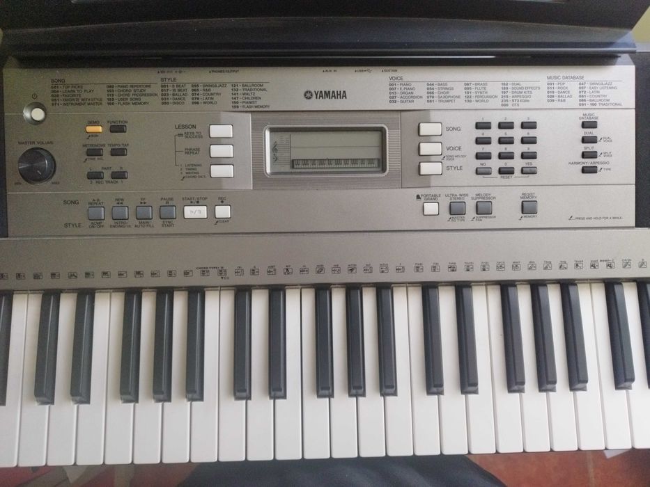 Teclado Yamaha com tripé