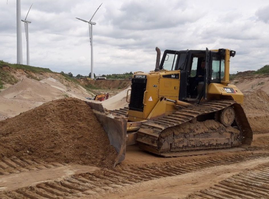 Niwelacja terenu, prace ziemne, spych, cat, koparka, walec, równiarka