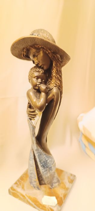 Estatueta mãe com bebé