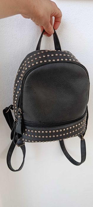 Mochila preta de mulher