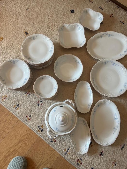 Duży komplet porcelany obiadowej – biało-niebieski, złocenia, vintage