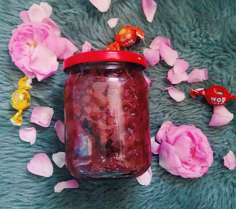 Варення з пелюсток троянд