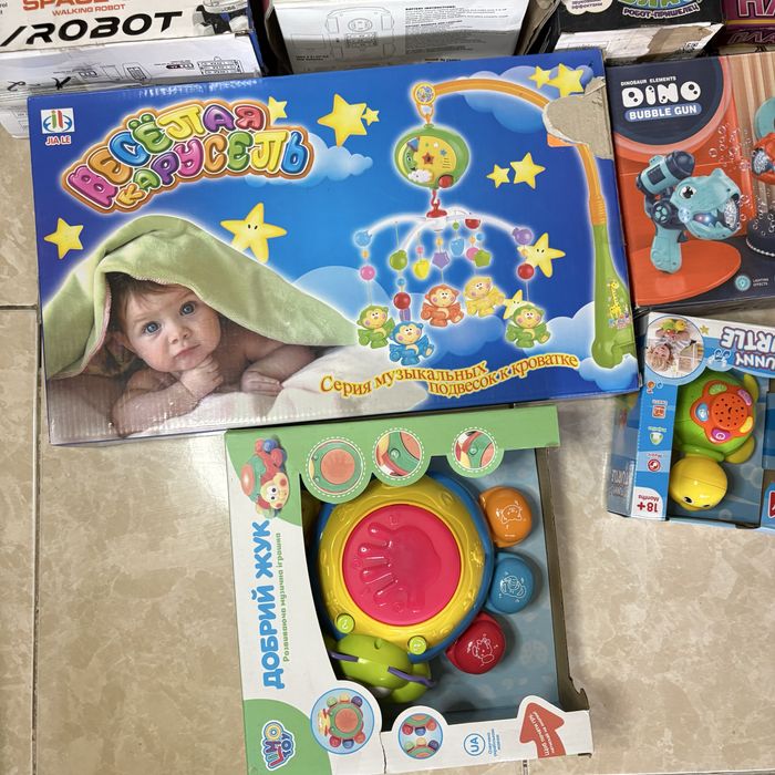 коллекция различных детских игрушек в упаковках.