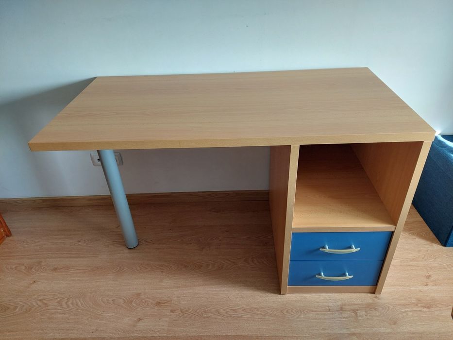 Secretária com gavetas azuis