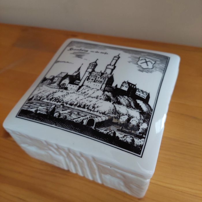 Szkatułka, pojemnik porcelanowy