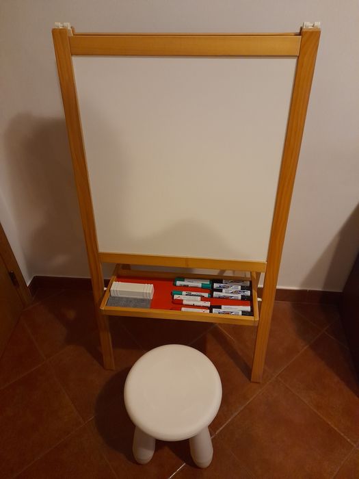Cavalete com 2 quadros para desenho 'MALA' do IKEA com banco e canetas