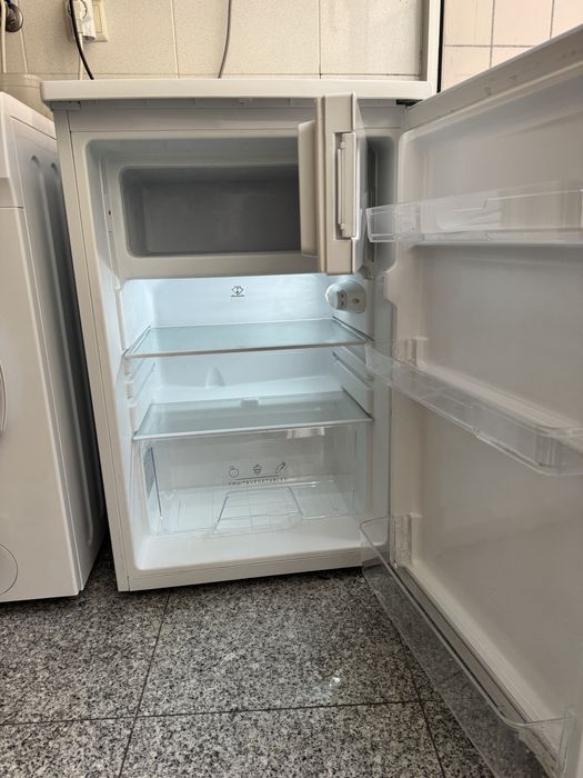 Frigobar branco (usado pouquissimas vezes)