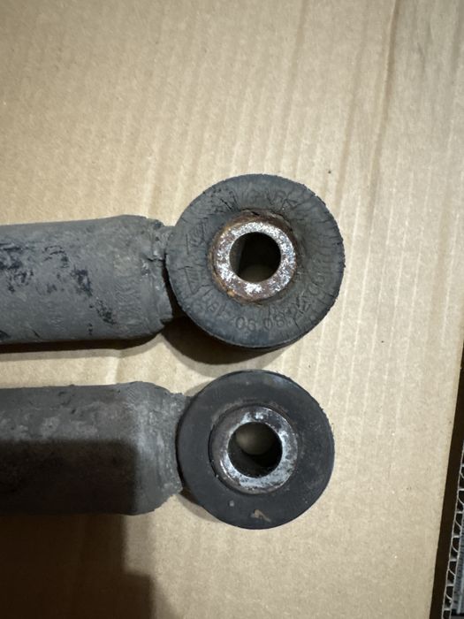 Задние амортизаторы Renault Sandero