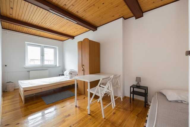 Bezpośredni najem - 2 pokoje w domu obok metra (3 min. piechotą).