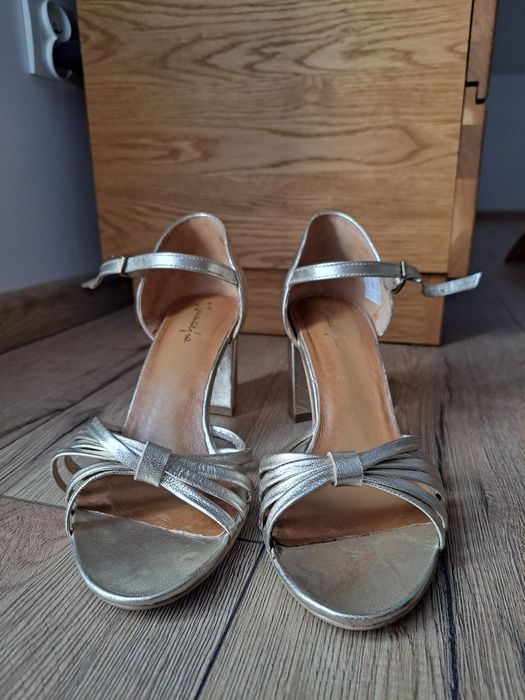 Złote sandały na słupku Maciejka