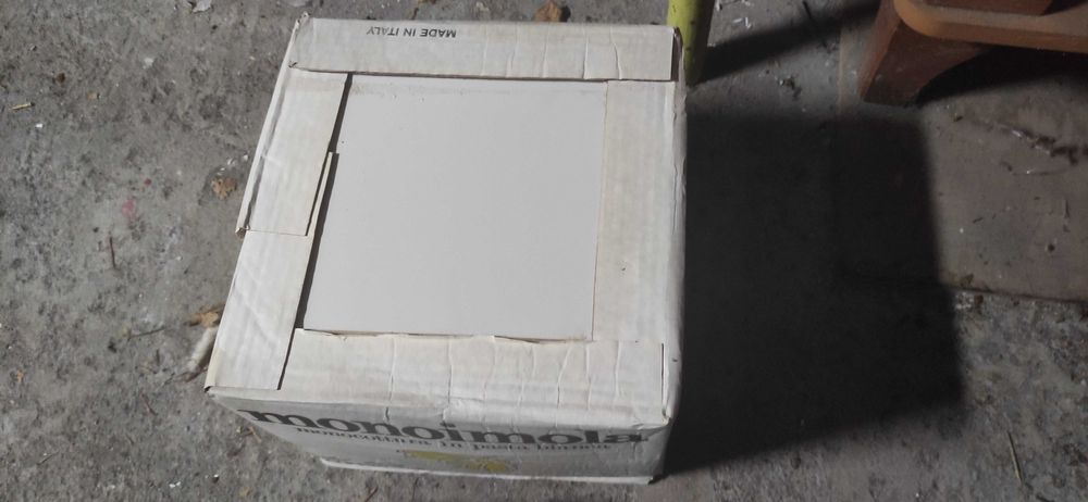 Kafelki 24x24 - 2 metry + 20x20 - 23 sztuk 2 różne kolory