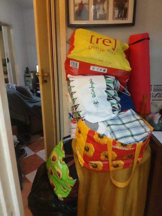 Lote de roupas usadas, calçados etc