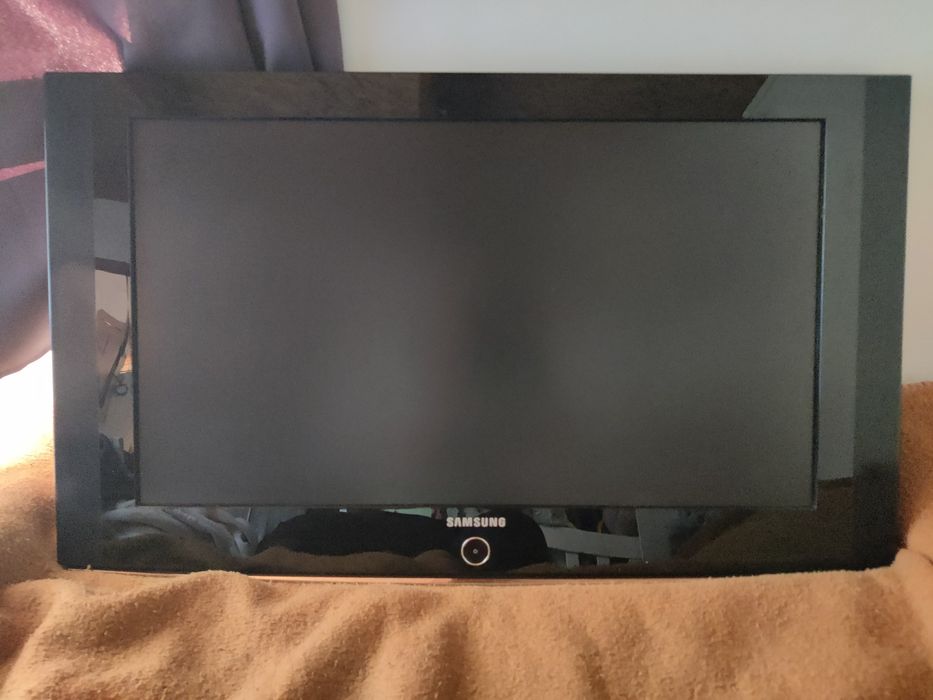 Samsung 32” LCD TV com suporte de parede – Excelente estado