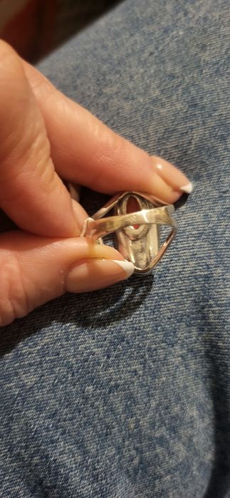 Srebrny pierścionek z koralem łódeczka