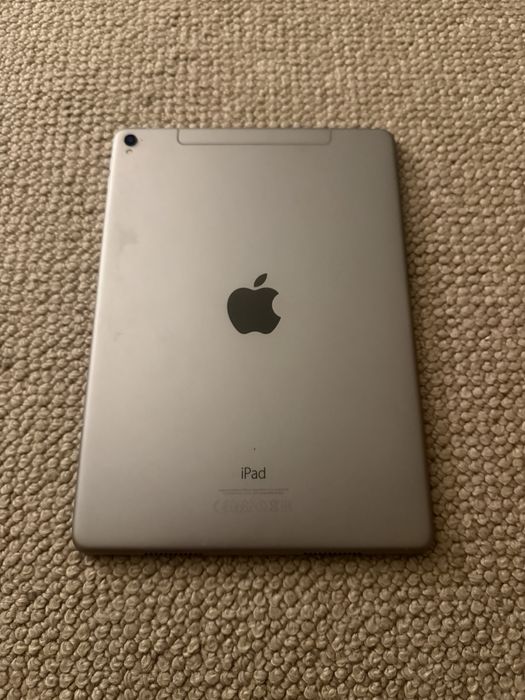 Immaculate Apple iPad Pro 9.7, 128 GB + Unlocked 4G and Apple Keyboard64738131443714121