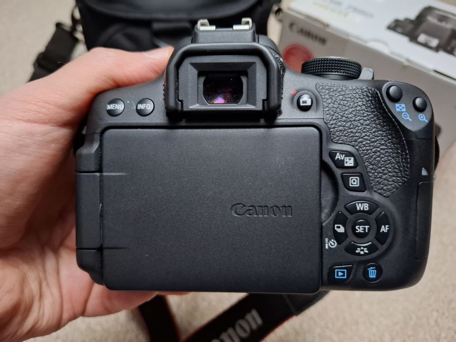 Canon EOS 750d + 18-55 mm + 50 mm + pokrowiec i karty pamięci
