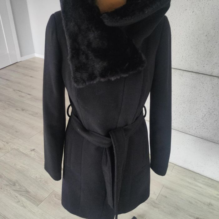 Krótki czarny płaszcz płaszczyk 34 mohito elegancki z futerkiem z kołn