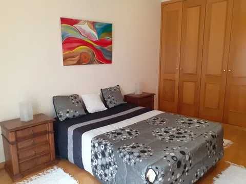 Arrenda-se quarto com boas condições