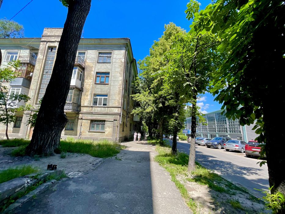 Продам 3 комнатную  квартиру ,сталинку. Центр.Бассейн!