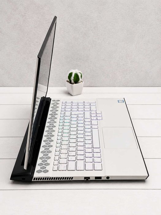 Alienware M17 R2 i7-9750H RTX 2070 Max-Q 8gb 144hz ssd 512 16ram ddr4