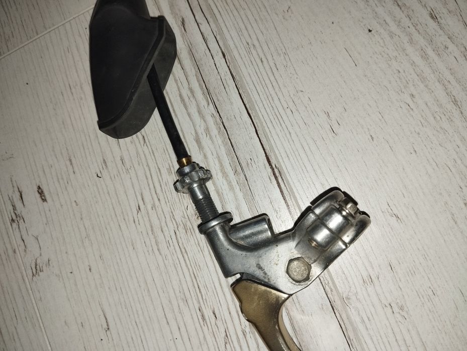 Klamka sprzęgła razem z linką