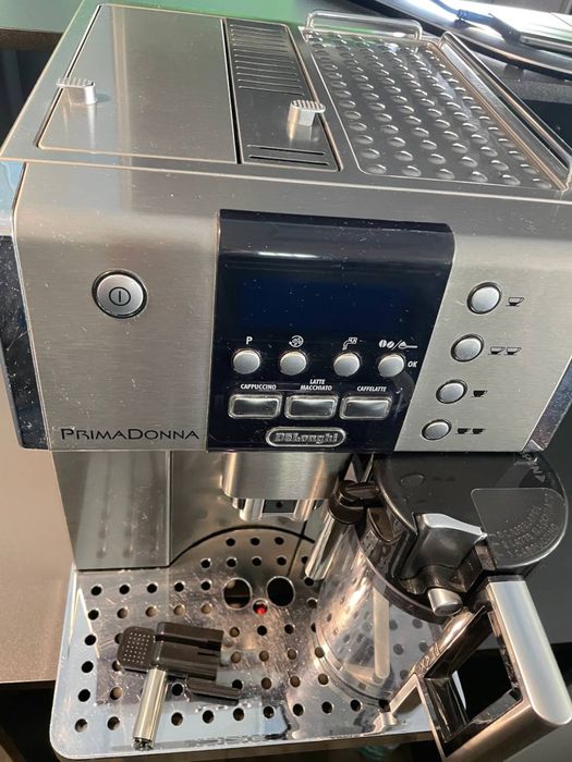 Продам кавомашину в ідеальному стані delonghi primadonna