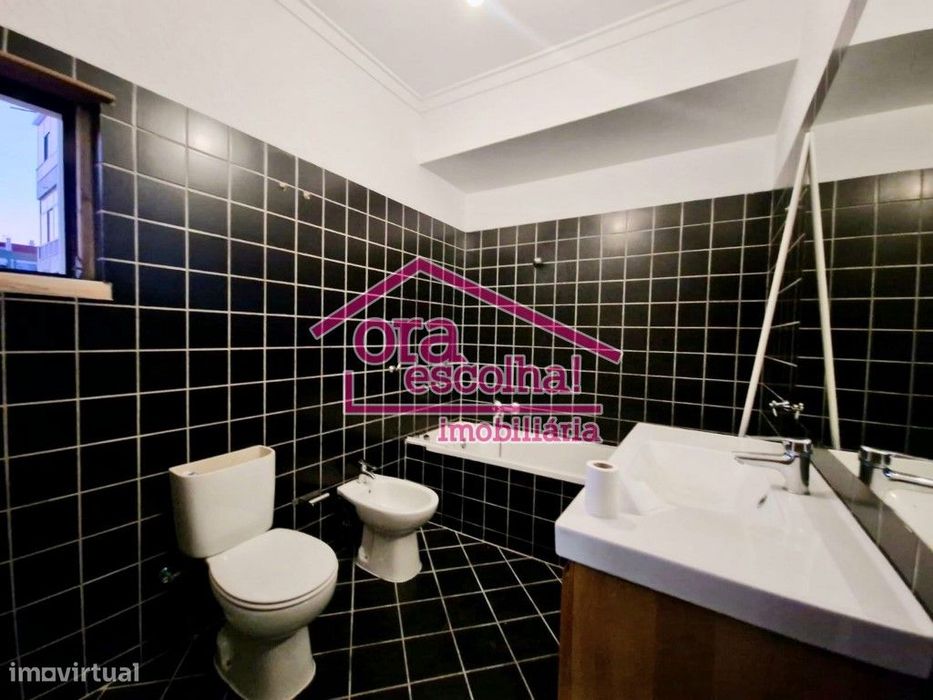 Apartamento T2 com 92 m2 e VARANDA no Centro das Paivas!