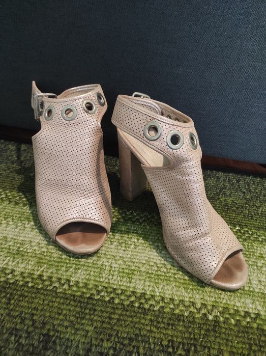 Босоніжки на каблучку