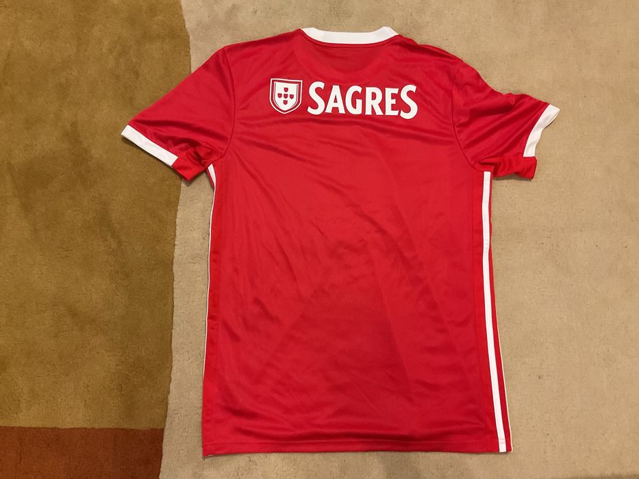 Camisola da Adidas do Sport Lisboa e Benfica assinada pelos jogadores