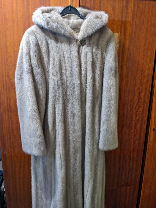 Длинная норковая шуба с капюшоном серого цвета
