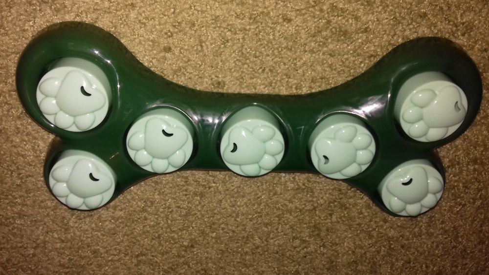 Gra dla psa z otworami na smakołyki