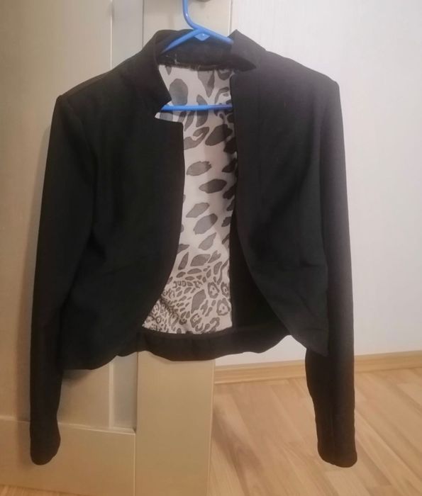 черный пиджак с интересной спинкой