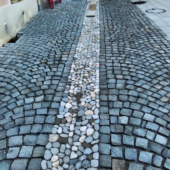 Assentamento todo tipo de calcada e pave betão.