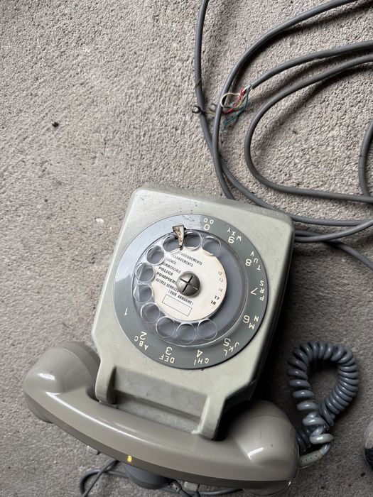 Stary telefon z tarcza francuski