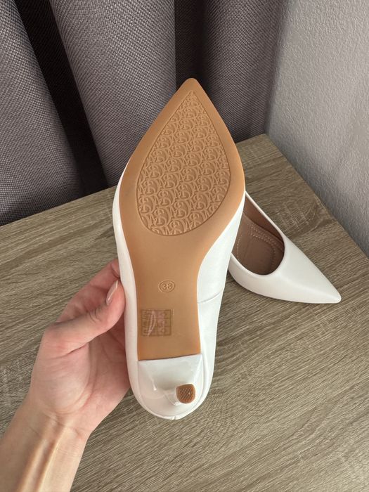 Білі туфлі Нові. Не підійшов розмір