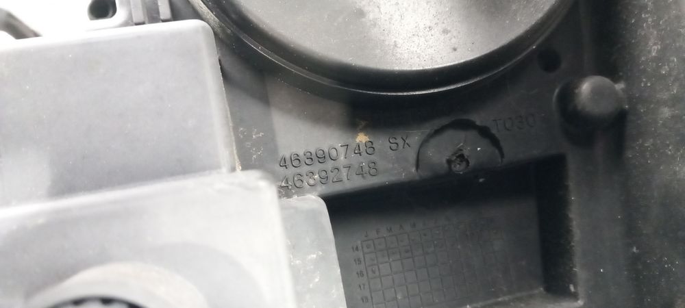 Ótica / farol esquerda OPEL Combo Furgão/Combi (X12)