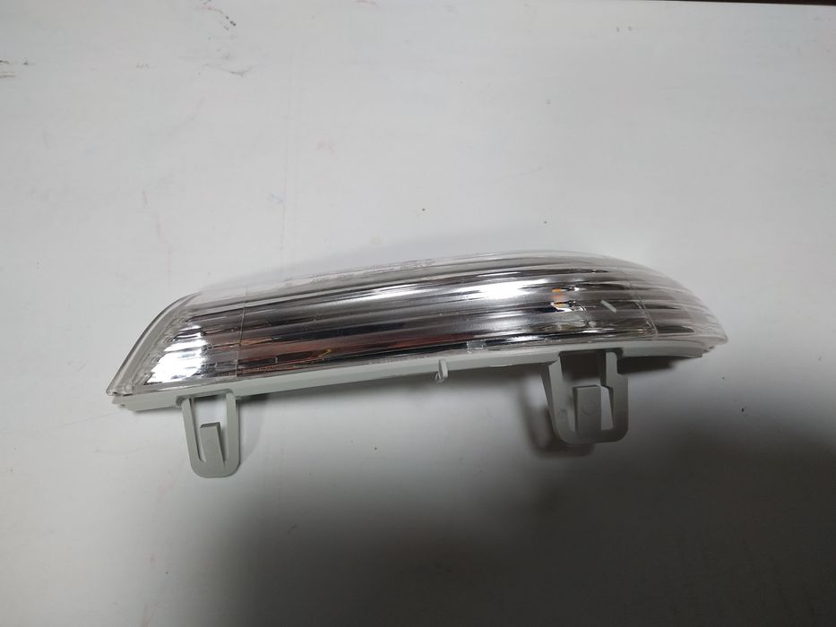 Лампа сигналу повороту переднього правий.