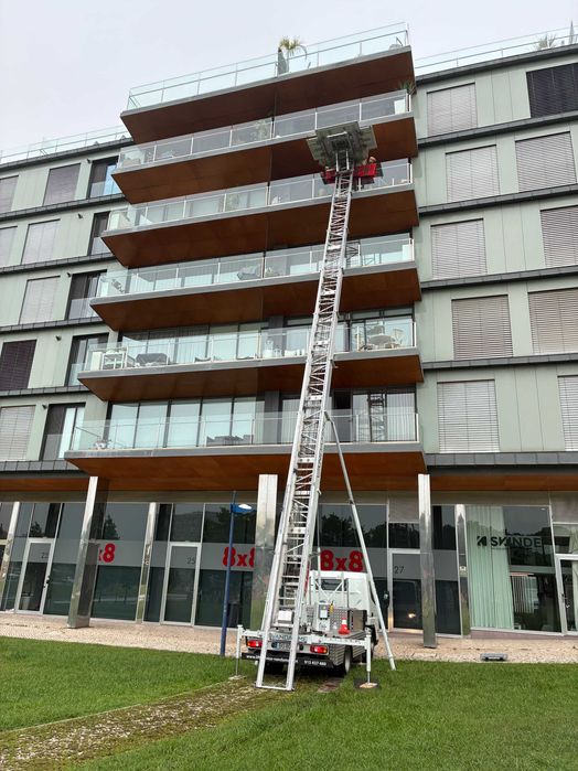 Elevador exterior (grua)plataforma. liftservice . Mudanças, obras,.