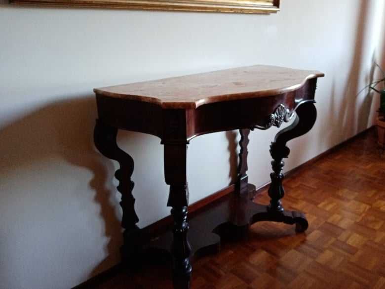 Credência com tampo em mármore